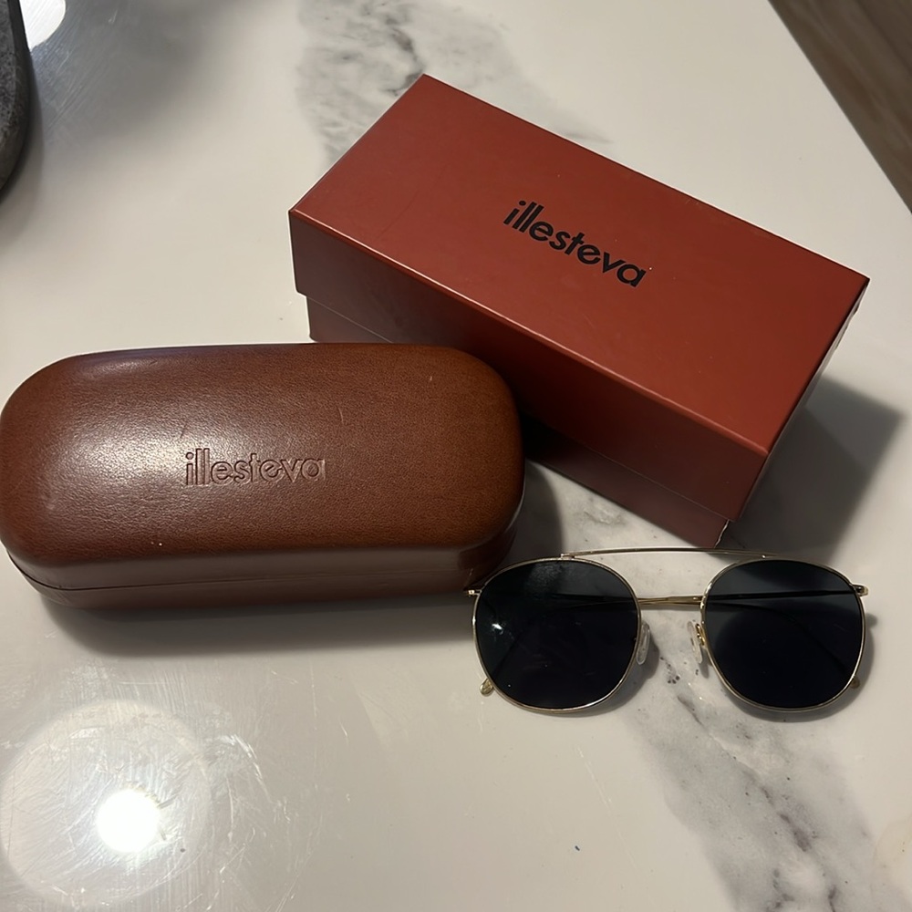 Illesteva Mykonos II Sunglasses with gold frame and grey lens